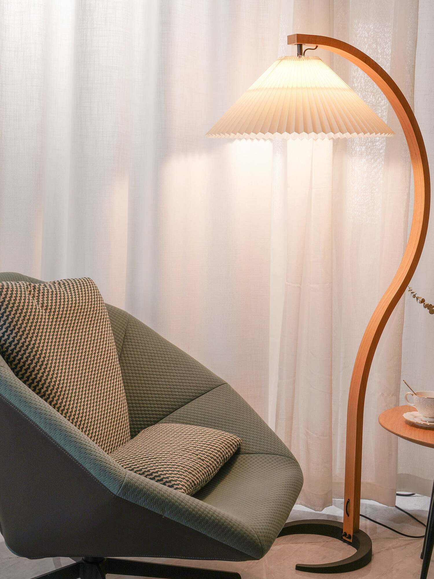 カプラニ 木製フロアランプ